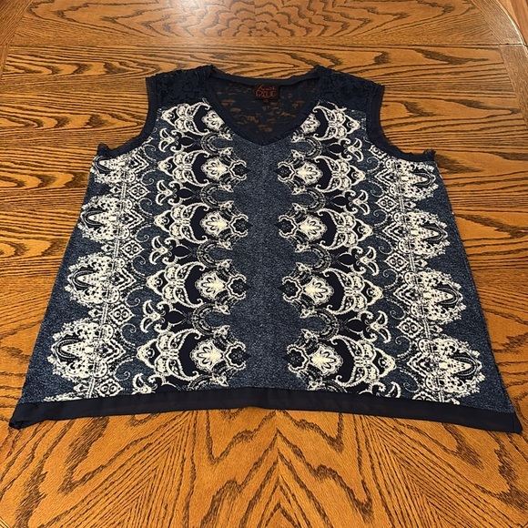 French Blue Woman - sleeveless navy and white shirt with lace - Picture 6 of 10